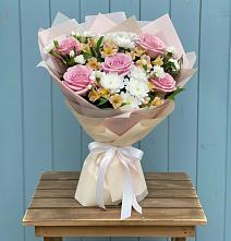 Букет цветов из:  Гвоздики, Орхидеи и Розы в Орловке