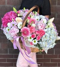 Цветочная композиция из Розы, Хризантемы, Пионы и Лизиантусы в корзине в Орловке