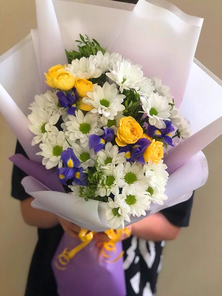 Букет цветов из: Ирисы, Хризантемы и Розы в Орловке