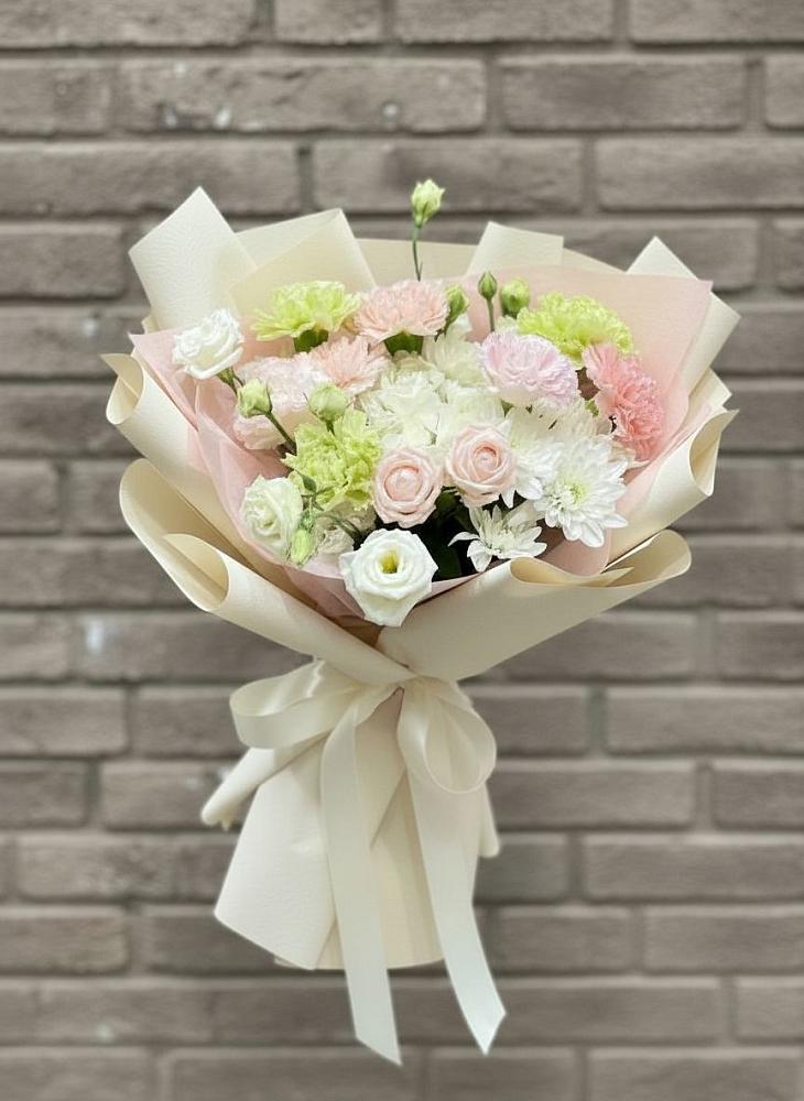 Букет цветов из: Гвоздики, Розы, Лизиантусы и Хризантемы в Орловке