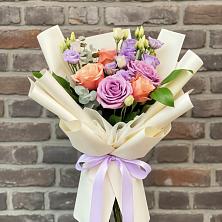 Букет цветов из:  Лизиантусы и Розы в Орловке