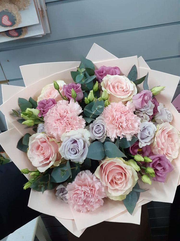 Букет цветов из: Розы, Гвоздики и Лизиантусы в Орловке