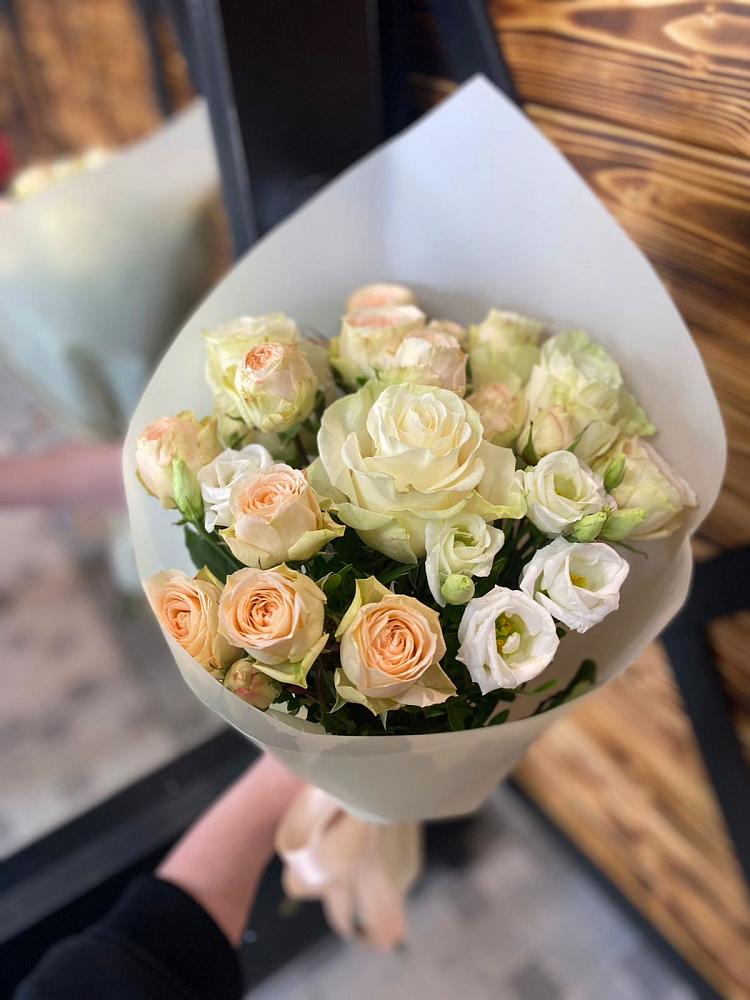 Букет цветов из: Розы и Лизиантусы в Орловке